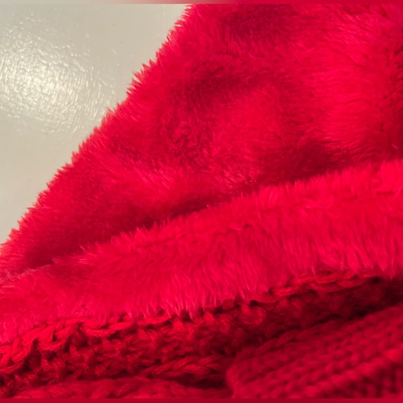- UGG Winter Red Pom Pom hat & infinity scarf Set NWT - Picture 5 of 5